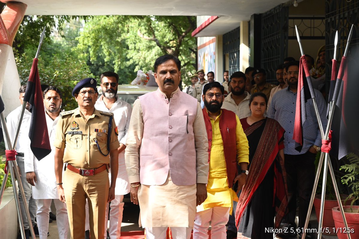 Lakshmirajbjp's tweet photo. आज बुलन्दशहर जिला कलेक्टर परिसर में पुलिस प्रशासन द्वारा प्रदान किए गए “गार्ड ऑफ ऑनर”
#chairmainestimatescommittee
#estimatescommittee #GuardOfHonor #westernup #Bulandshahr #मा०_सभापति_मुकेश_चौधरी_जी_के_साथ #mlaSikandrabad #प्राक्कलन #बुलंदशहर #UttarPradesh https://t.co/Wn1XgnrAbS