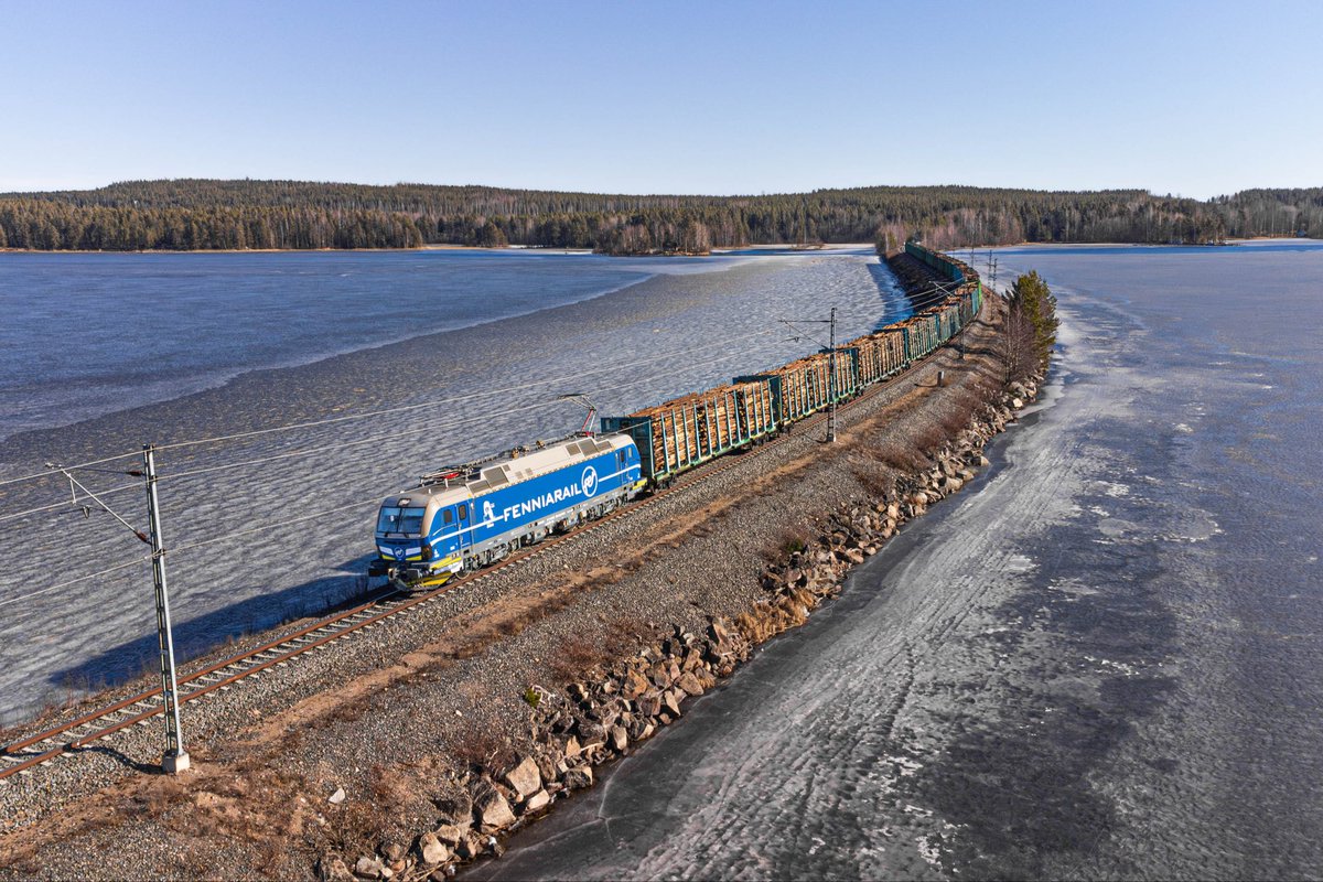 fenniarail's tweet photo. Aino työssään. ☀️

📷: Vertti Kontinen

#fenniarail #fenniaraildr18 #fenniarailaino https://t.co/PNtLwFcpno