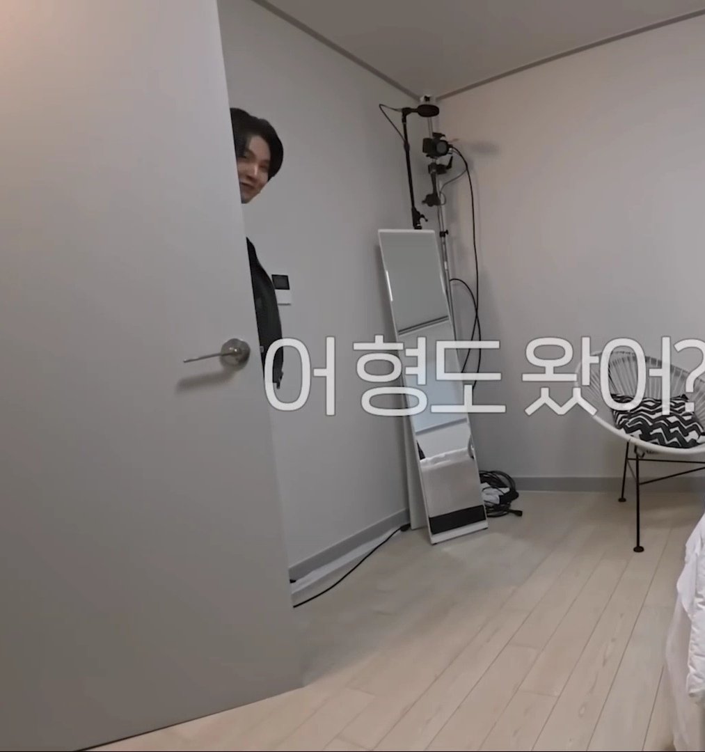 3958yk's tweet photo. 아니 민윤기 이 깜찍한 남자 어캄
방 고르기 미련 없는 것처럼 굴더니
동생들 눈 마주치자마자 광대 터질라함 https://t.co/UrxR514ONu