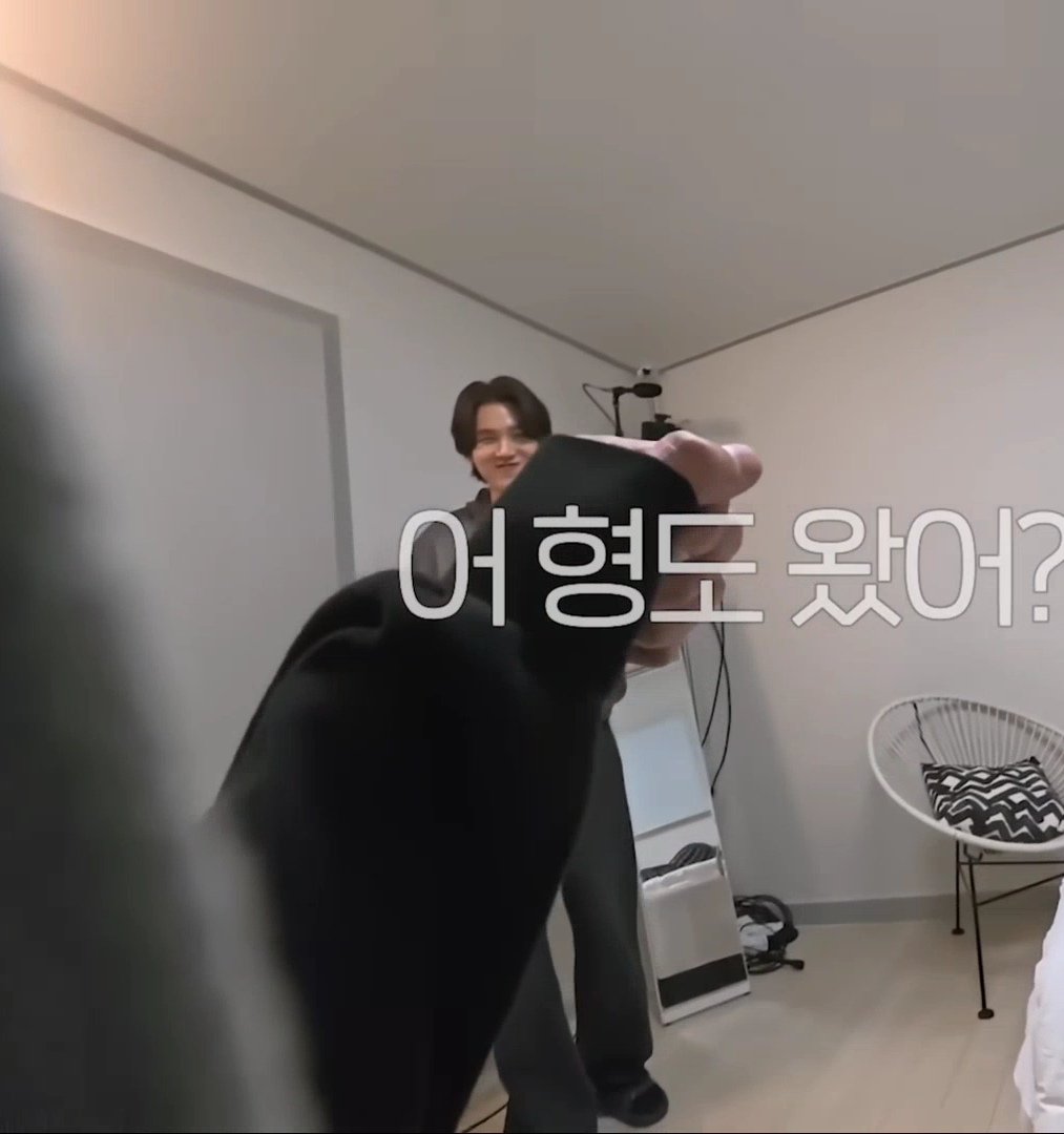 아니 민윤기 이 깜찍한 남자 어캄
방 고르기 미련 없는 것처럼 굴더니
동생들 눈 마주치자마자 광대 터질라함
