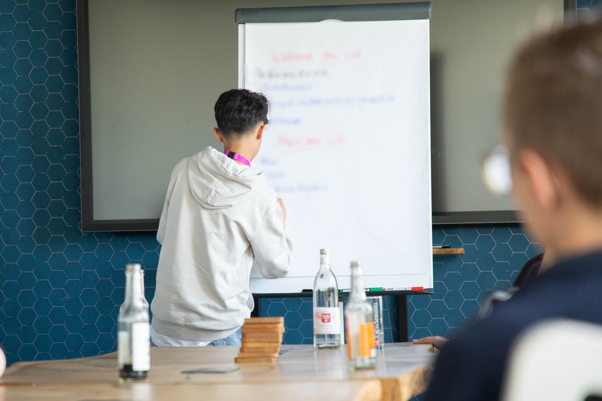 IT_Menschlich's tweet image. Beim diesjährigen Boys Day durften wir zehn Schüler in unserem ECKD Event- &amp;amp; Tagungszentrum Kassel begrüßen. Sie erhielten praxisnahe Einblicke in den Beruf des Veranstaltungskaufmanns und lernten unser Unternehmen aus erster Hand kennen.

#ITMenschlich #BoysDay #Zukunft