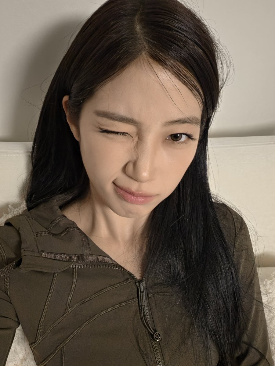 [WEVERSE DM] 260423 #KAZUHA 🍃 

: it’s comeback tomorrow! ahh!