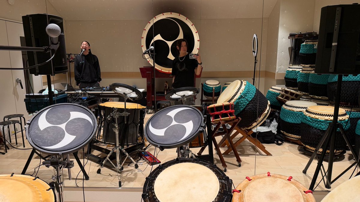 沢山のメッセージありがとうございます！
これからも和楽器バンドの作品達を愛してくださいね^ ^
皆さまに感謝を込めて。

そんな本日は相変わらずドコドコ打って大声で叫んでました。
どーん！