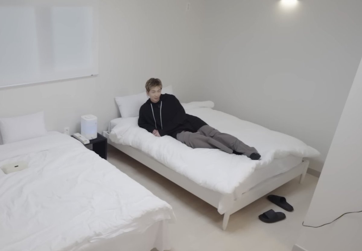 arirangrkive's tweet image. you walk into the bedroom and see this, what do you do?
