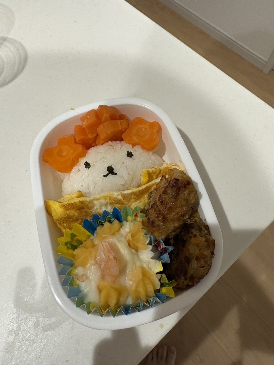 子どものお弁当
調理を全てして嫁様に「動物のに卵のお布団かけて、お花人参とハンバーグを乗せてあげて」と引き継いだところ、、
100%超えてくる飾り付けをしてくれてました🥺🥺
センス良すぎる🥺🥺