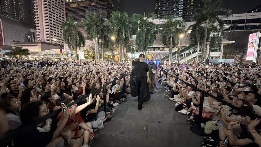 จำนวนคนที่ไปรอเจอบกพพ 2 งานล่าสุด อยู่ในวงการมา 7 ปี งานแสดงนานๆจะรับที ไม่ติดโซเชี่ยว ไม่ตามกระแส ทำแต่ผลงานคุณภาพแล้วก็ไม่เคยทิ้งตัวตนของตัวเอง ขึ้นไปตรงนั้นไม่ยากเท่าอยู่ให้นาน แต่บกพพทำได้อะ ㅠㅠ