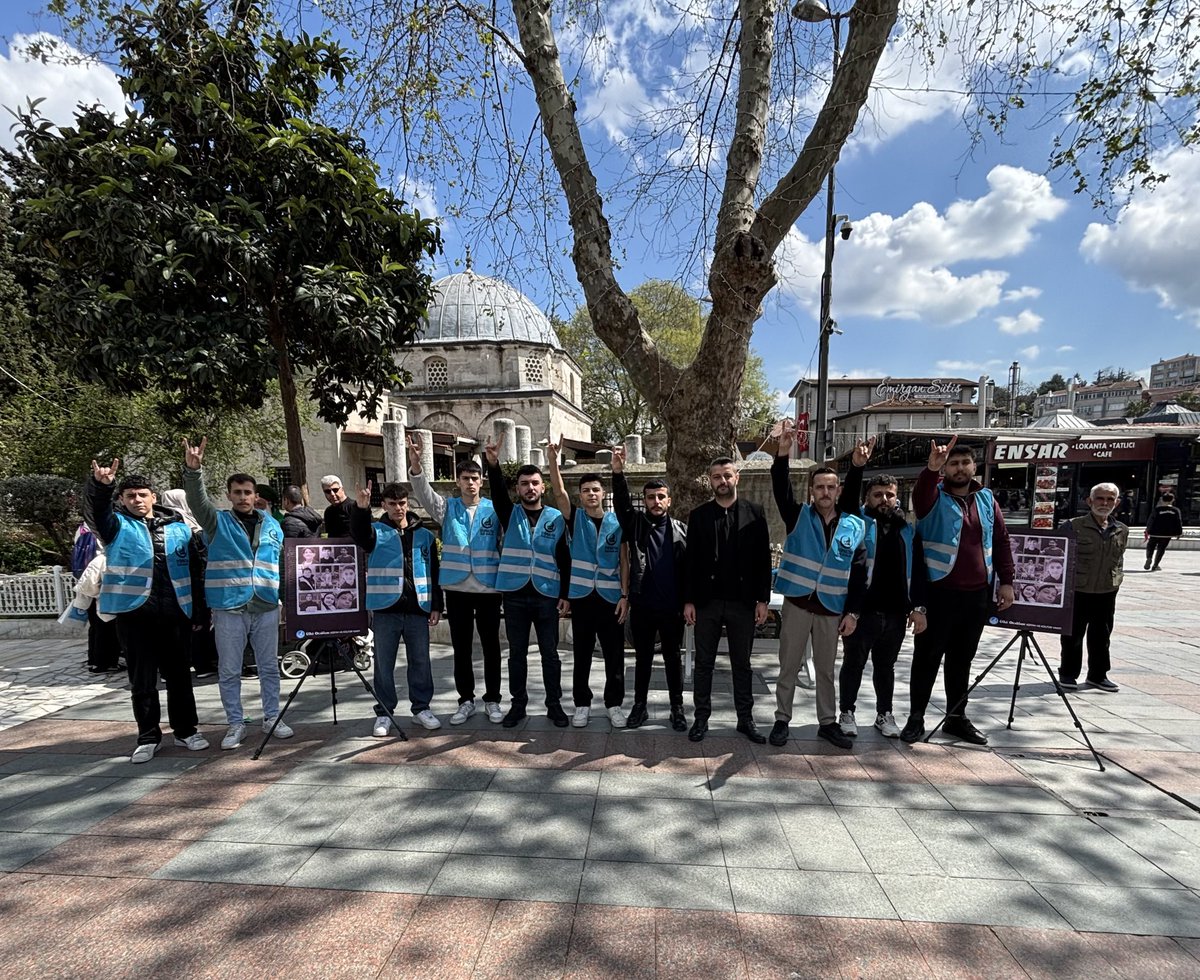 SametKaragl25's tweet photo. Eyüpsultan Ülkü Ocakları olarak 23 Nisan Ulusal Egemenlik ve Çocuk Bayramı münasebetiyle Eyüpsultan Meydanı’da geleceğimizin teminatı gençlerimiz ile biraraya gelerek hediyeler vererek, ikramlarda bulunduk. 🇹🇷🇹🇷🇹🇷 https://t.co/A1DTCf3lKr