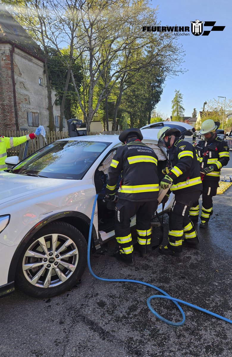 BFMuenchen's tweet image. Die #Feuerwehr #München wurde heute Vormittag zu einem #Verkehrunfall in die #Pfingstrosenstraße alarmiert. Alle weiteren Infos findet ihr hier im Pressebericht: presseportal.de/blaulicht/pm/1…

#WirFürMünchen