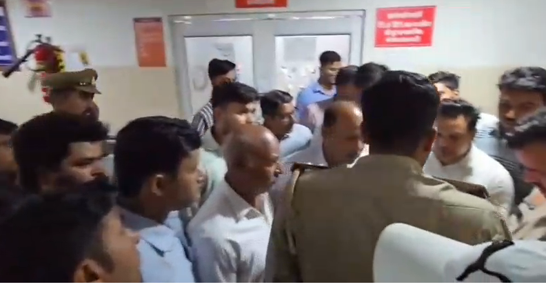 bstvlive's tweet image. मेरठ : दबंगों ने कन्फेक्शनरी संचालक को मारी गोली

➡पेटीज़ के पैसों को लेकर हुआ था दबंगों से विवाद
➡दिनदहाड़े गोली मार कार सवार दबंग हुए फरार
➡गंभीर घायल संचालक राहुल अस्पताल में भर्ती
➡नौचंदी थाना क्षेत्र का मामला
 
#Meerut #Firing #UttarPradesh @meerutpolice