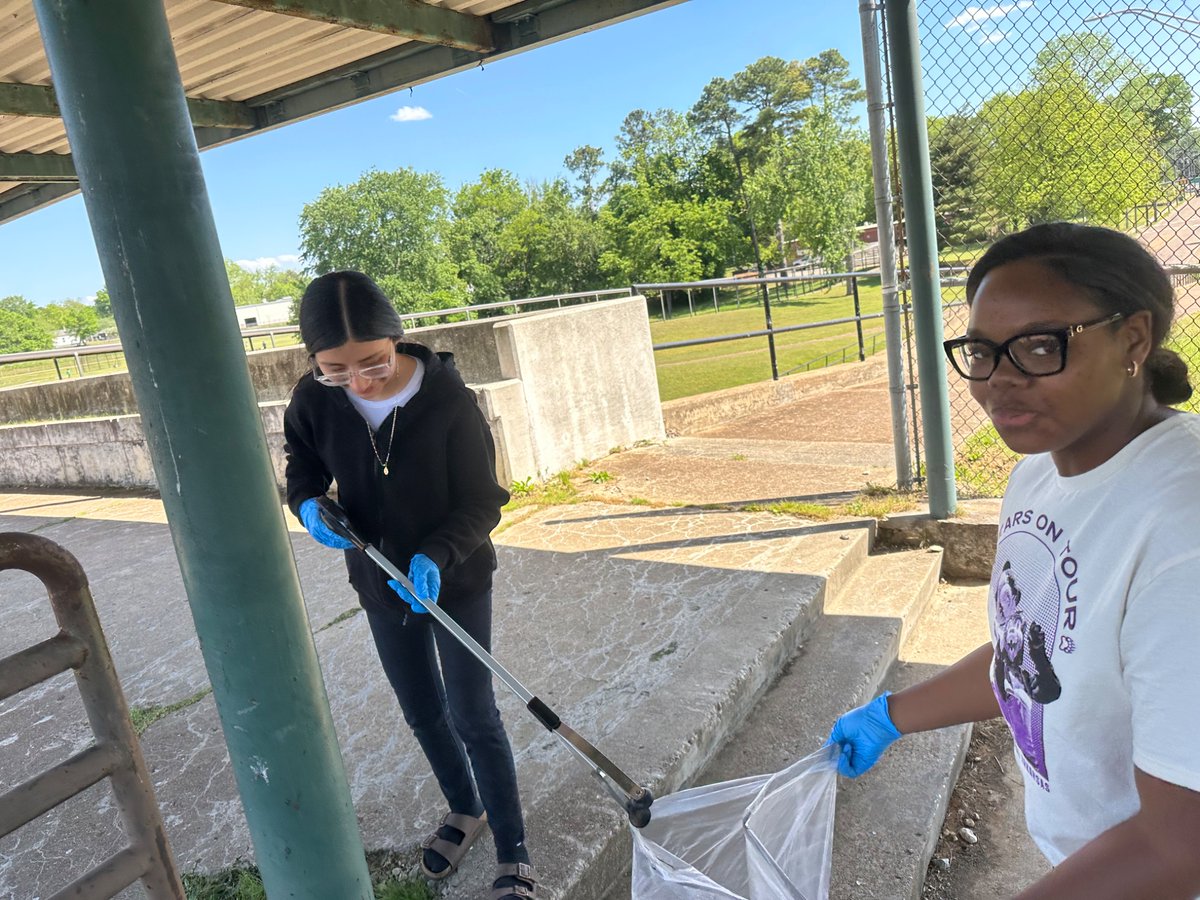 JCM_ECH's tweet image. JCM-ECH &amp;amp; JCM Beta Clubs teamed up this Earth Day to make a real impact! 🌎💚 Students cleaned up both campuses, showing what collaboration &amp;amp; community pride can accomplish. Thank you to Mrs. Wendy Rhyne from the City of Jackson!
#EarthDay #BetaClub #ProtectOurPlanet #JCMPride