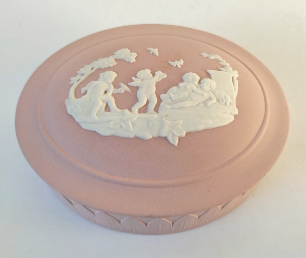 nivagcollects's tweet image. Stunning Wedgwood #Pink Jasperware
#Cupids #Children At Play Trinket Box
nivagcollectables.co.uk/p/8623 #gift #giftidea