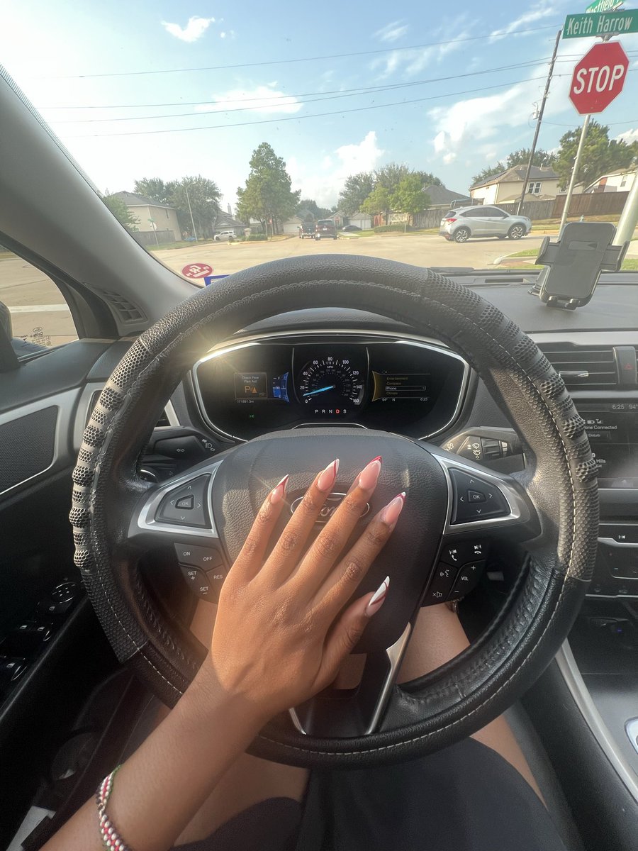 1000kVelvet's tweet photo. look what this submissive loser boy just paid for😂 my new nails!! #GoddessEnergy https://t.co/sjyHFiUhI7