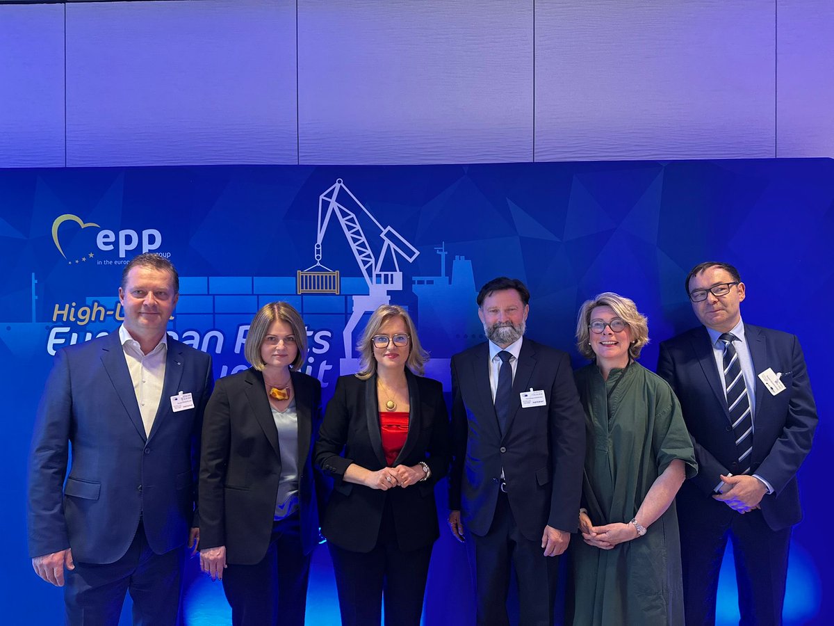ESPOSecretariat's tweet image. Thank you #EPP group for inviting ESPO to participate in the EPP #port summit. Interesting discussions with MEPs and ports. Good to meet up with the Polish ports. See you all in 2 weeks in Gdańsk!