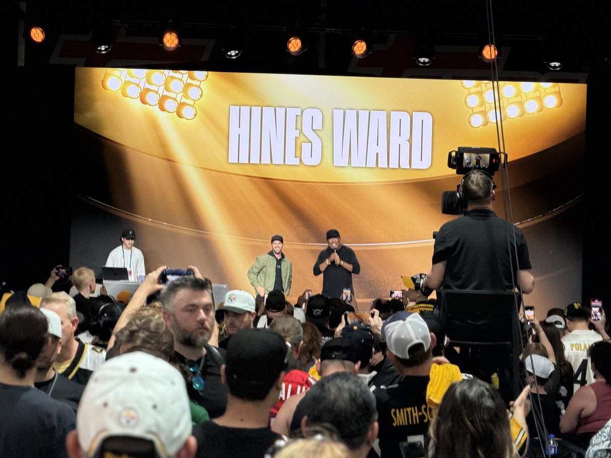 SCCTradingCards's tweet image. Hines Ward hits the stage! 

#Topps #NFLDraft