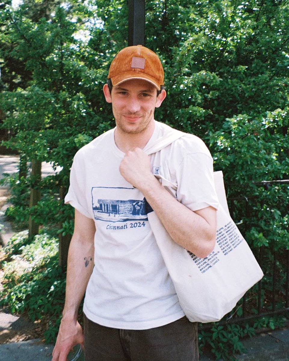 sometimes all you need is a hat and a tote bag