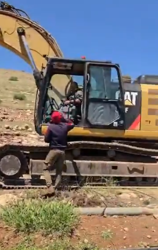 heavy_occ's tweet photo. 🚜Destruction of water pipelines and cutting off water supply to farmers’ lands using a Caterpillar excavator in the village of Atuf, Tubas area, April 23, 2026
#Atuf #Tubas #WestBank #Caterpillar #Apr2026 #heavy_destruction
📸@QudsNen https://t.co/Qxp26fsZww