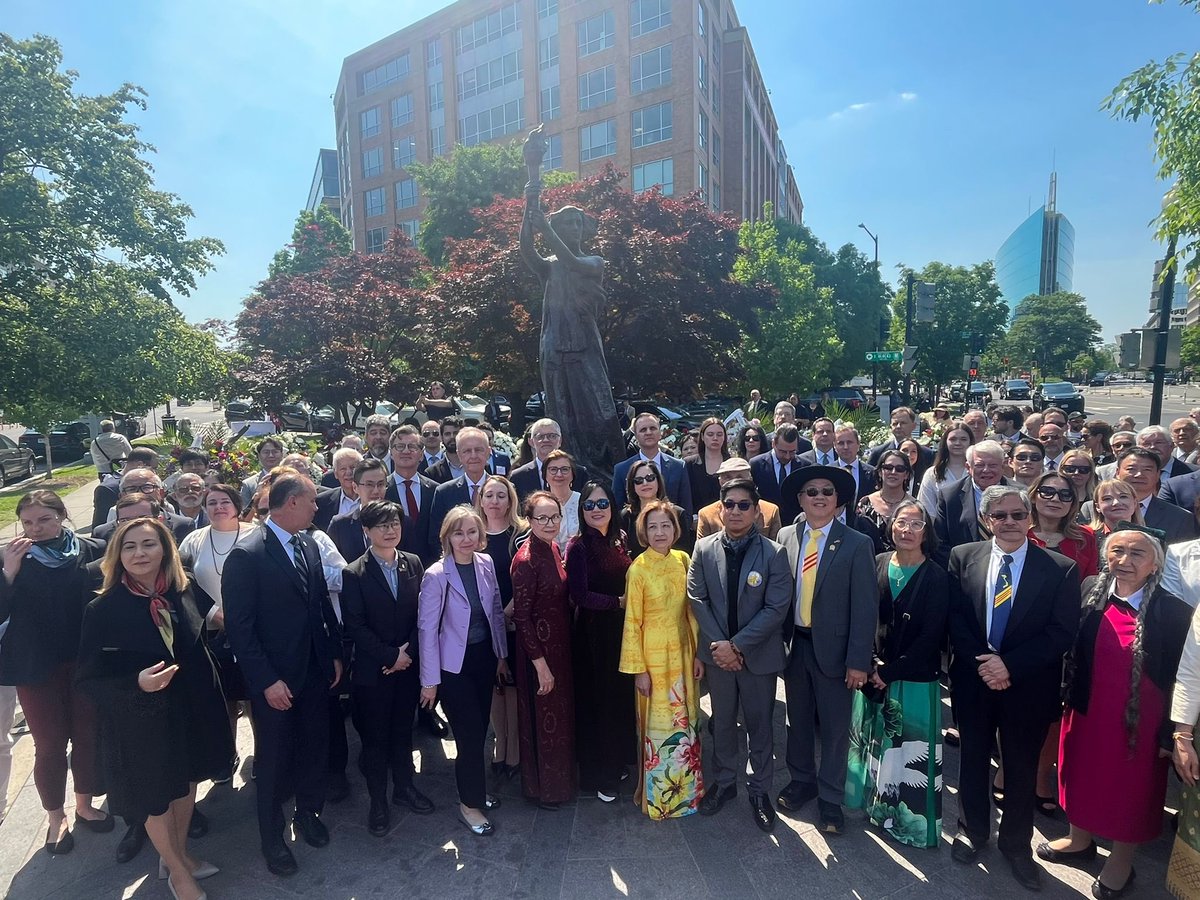 Z ambasadorami m.in. Litwy i Estonii oraz przedstawicielami innych krajów, które przeżyły terror komunistyczny, złożyliśmy dziś wieńce pod waszyngtońskim pomnikiem Ofiar Komunizmu. Ze świadomością, że walka o demokrację nigdy się nie kończy!