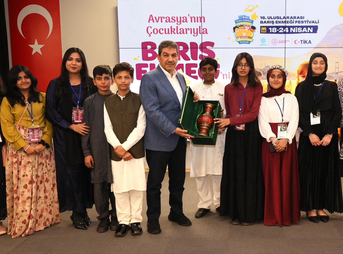 tevfikgoksu's tweet photo. 12 ülkeden gelerek barışın ve kardeşliğin sesini taşıyan 16. Uluslararası Barış Ekmeği Festivalimizin çocuklarıyla ülkelerine dönmeden önce bir araya geldik.

Bugüne kadar 90 ülkeden bin 500’den fazla çocuğumuzu Esenler’de ağırladık. Barış Ekmeği Festivallerimize katılan tüm çocuklarımıza kattıkları değer, paylaştıkları umut ve yüreklerindeki barış için teşekkür ediyorum.

17. Barış Ekmeği Festivali’nde buluşmak üzere inşallah.