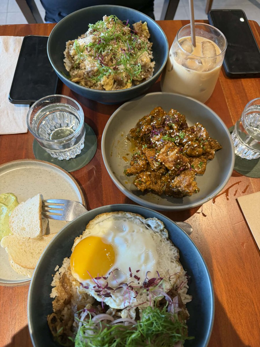 Rinalominoque1's tweet photo. FINALLY NAKAPUNTA RIN SA ERAYA @dustinyuu  sarap Ng mga food na na order namen sulit hehe late man na support Ang pagkaen ko sa eraya atlis natuloy hehehe 🥰🥰🥰 https://t.co/pqVwhX3lWH
