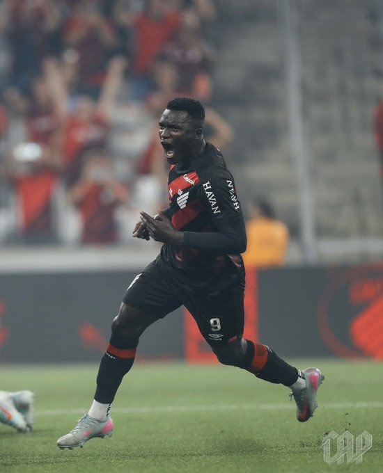🚨Agora! Corinthians fez uma sondagem pelo empréstimo do jogador Viveros do Athletico, mas o atleta diz que não tem interesse em emprestar nada ao Corinthians.