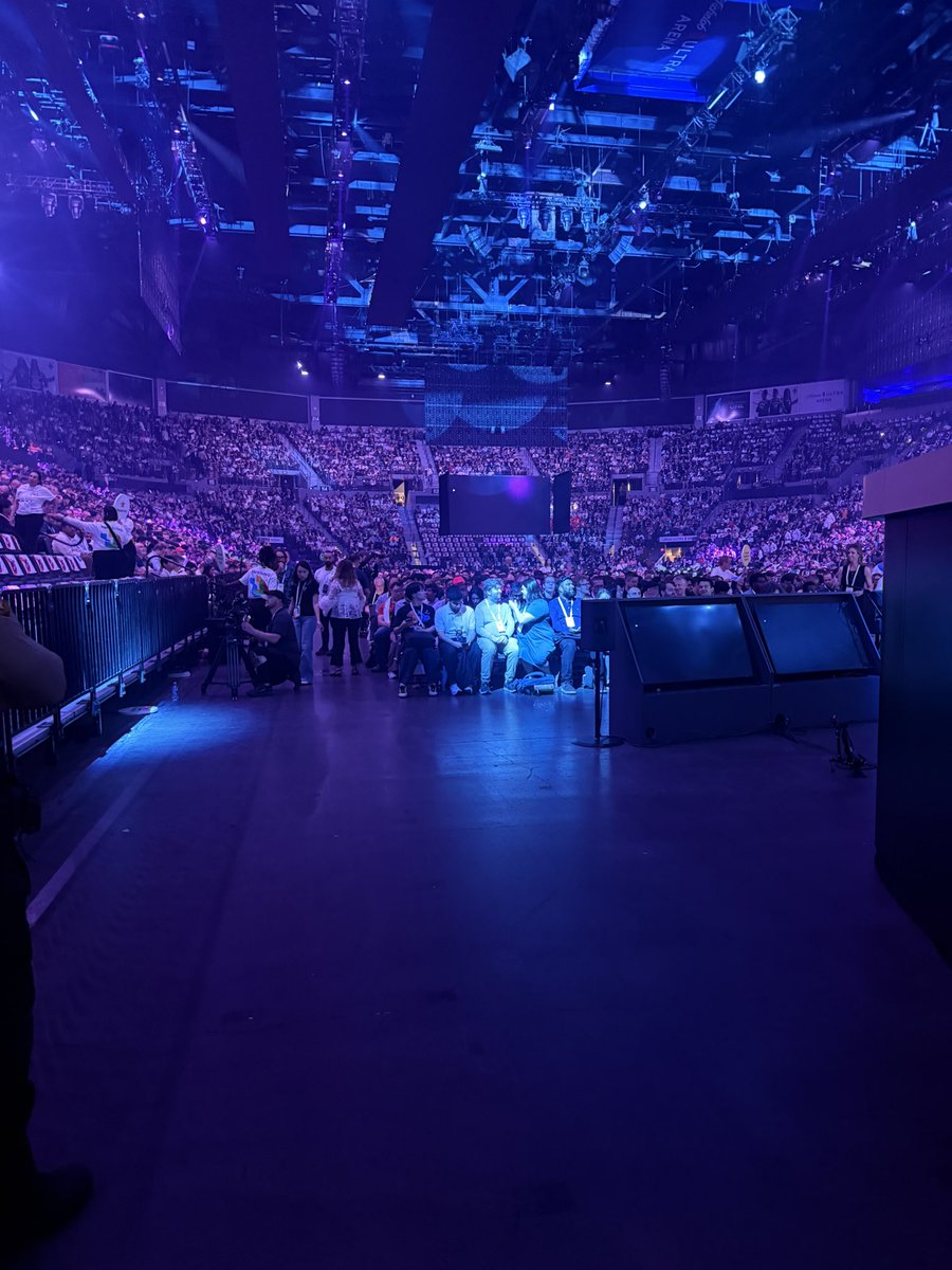 saykay's tweet photo. Get ready for Day 2 at #GoogleCloudNext! We are t-minus 1 minute from Dev Keynote hosted by none other than @rseroter - don't miss it! https://t.co/dxYoKr8HD7