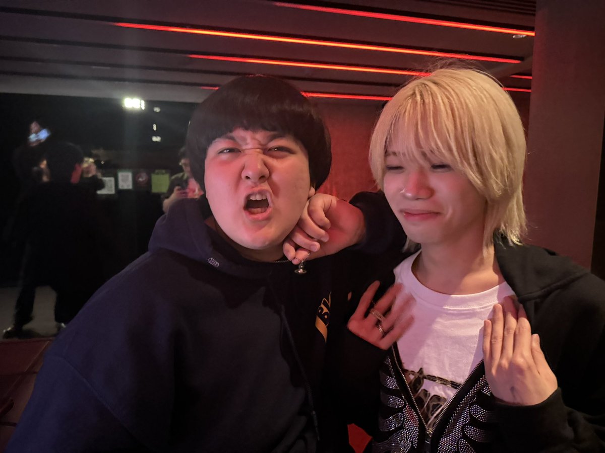 ビビアンのネックレスをかけて手押し相撲して勝ったから遠慮なくもらった‼️

かやゆーは3回くらいリベンジチャンスあげたけど全部僕が勝っちゃってちょっと雰囲気悪かったから返したけどりょたちは1回で本当にくれた😻