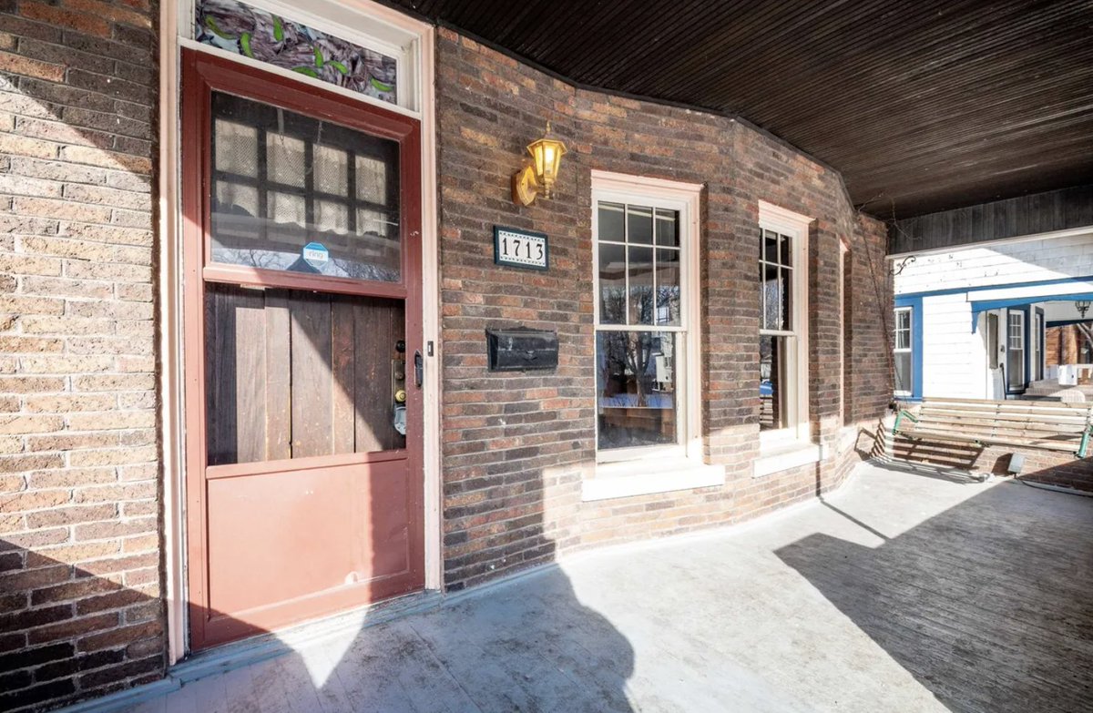 oldhouseunder50's tweet image. $75K. Inside this #Illinois #Craftsman bungalow, you’ll discover original hardwood floors, an elegant banister, and classic woodwork that highlight the home’s timeless character. oldhousesunder50k.com/wonderful-bric…