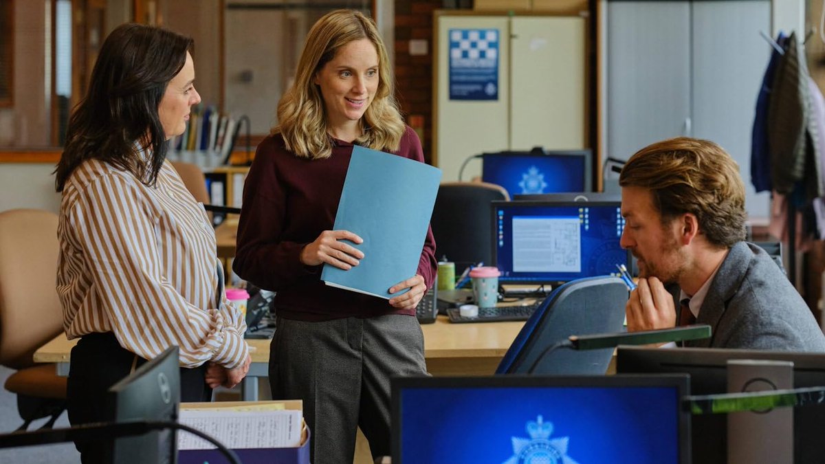 The_Ent_Factor's tweet image. The second season of the British crime mystery series AFTER THE FLOOD starring Sophie Rundle has premiered on BritBox in the US &amp;amp; Canada. Trailers, clip, images &amp;amp; poster here:

theentertainmentfactor.com/2026/04/after-…

#tvseries #britbox #streaming #nowstreaming #aftertheflood #sophierundle