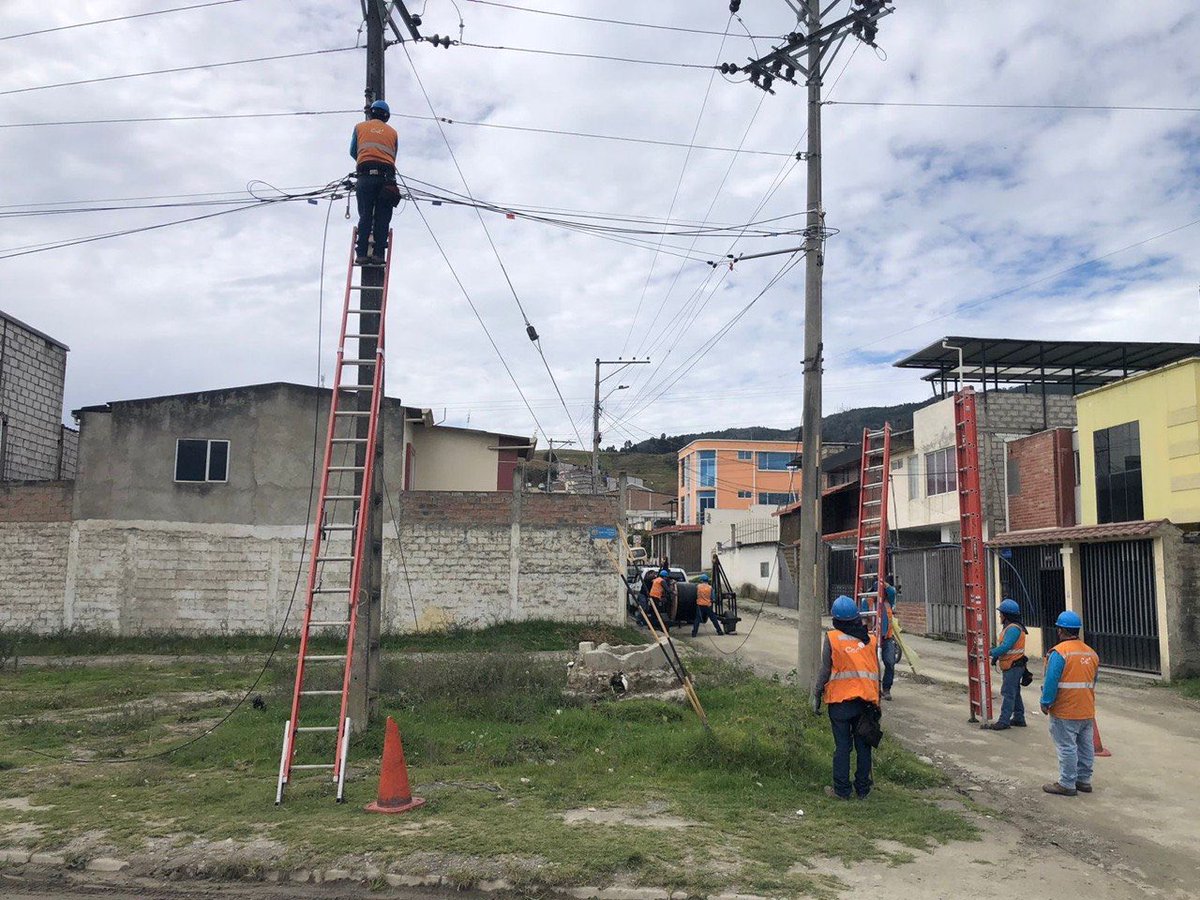 CNTinforma's tweet photo. 📍#Loja | Desplegamos fibra óptica en los barrios Ciudad de Loja y Obrapía, beneficiando a 192 familias con acceso a internet de alta velocidad. 🛜

Continuamos fortaleciendo la conectividad en el país. 🇪🇨 https://t.co/cO6UEUww9q