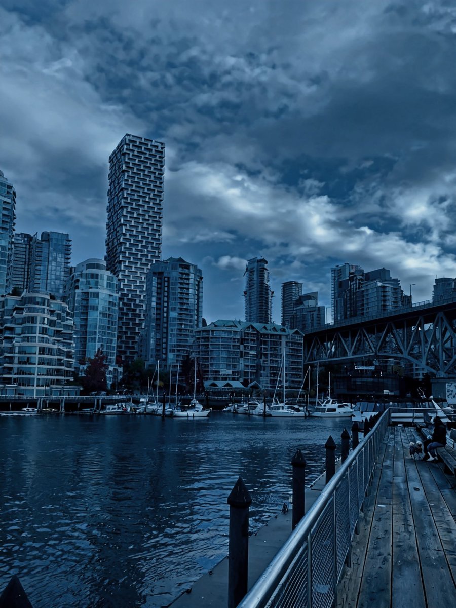 Lightning_Ch's tweet image. Sun makes cities obvious.
Clouds make them honest.

From Granville Island—
Vancouver House bending the rules,
Granville Street Bridge cutting through the grey.

No glow. Just truth.

#Vancouver #Architecture #Cityscape #MoodyWeather #Photography