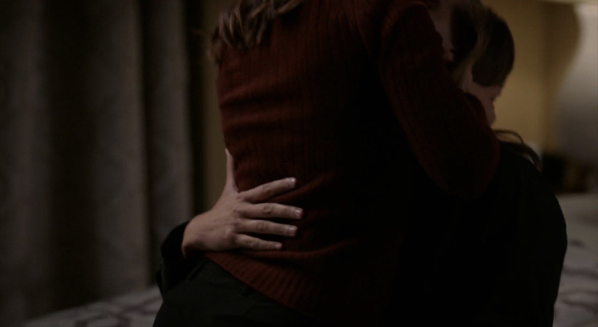 antiherowanda's tweet photo. THE HAND PLACEMENTS. I REPEAT. THE HAND PLACEMENTS. https://t.co/EEFr8vqIxV