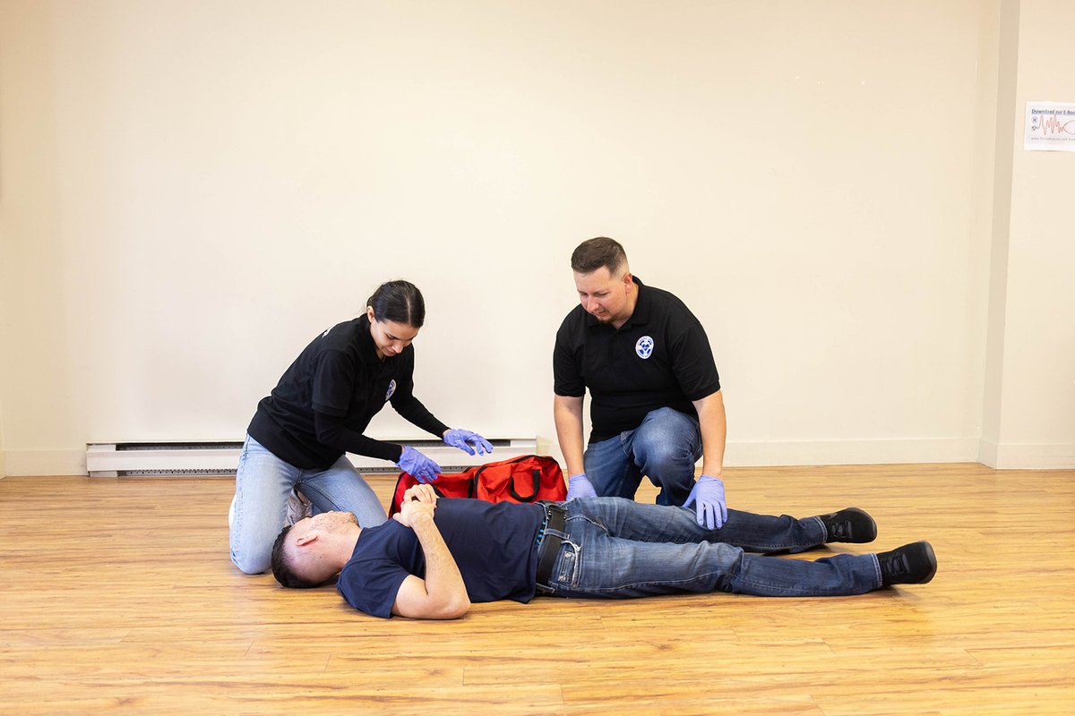 FirstAidWinnipe's tweet photo. 🩸 Minor bleeding? Apply firm pressure and elevate if possible.
Nosebleed? Sit upright, lean forward, and pinch for 10–15 minutes.
Learn how to respond with confidence in real situations.

Register today: https://t.co/aKGCkHoHLq

Hands-on training | Real-world skills https://t.co/PuNtuMEJVT