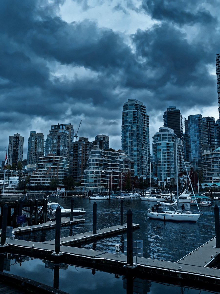 Lightning_Ch's tweet image. Sun makes cities obvious.
Clouds make them honest.

From Granville Island—
Vancouver House bending the rules,
Granville Street Bridge cutting through the grey.

No glow. Just truth.

#Vancouver #Architecture #Cityscape #MoodyWeather #Photography