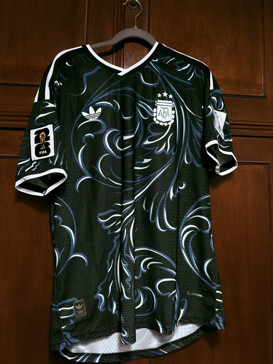 CAIplaneta's tweet image. 😍Los amigos de @kitsoc6 me enviaron la camiseta para estar listo para el #Mundial2026 de #Argentina 🇦🇷

✅Cumple las 3 condiciones: Rápido, Barato y de buenaCalidad.

➡️¿Que esperas para pedir la tuya?

🔥Son una locura, no digas que no te avise.

*️⃣Web: kitsoc.com