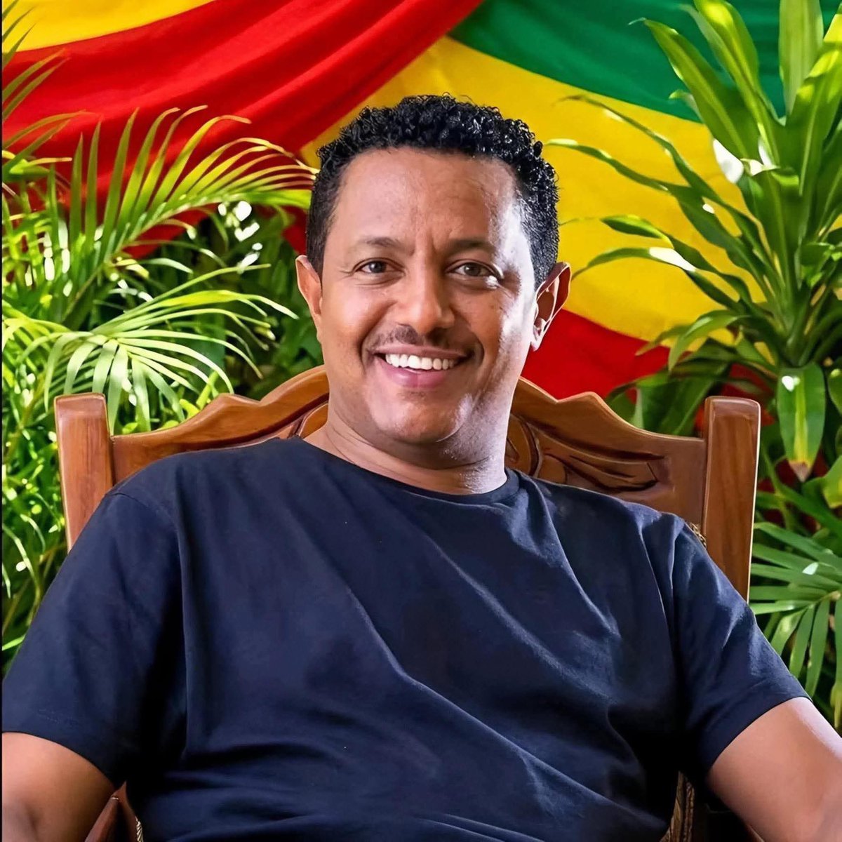 A troubling escalation in the harassment of singer Teddy Afro. Eyewitnesses and close sources claim that around 9 PM, group of armed Ethiopian federal policemen arrived in a patrol vehicle and forcibly entered his private studio and office in the CMC area.

The officers severely