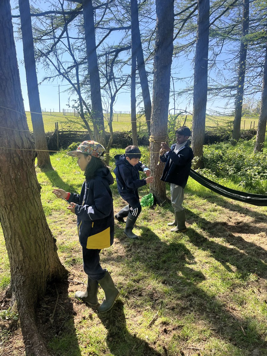 RoundhayY4's tweet photo. Day 2- this afternoon, yellow group have been busy building campfires, learning how to light fires and constructing survival shelters! https://t.co/K5TXoKeCkZ