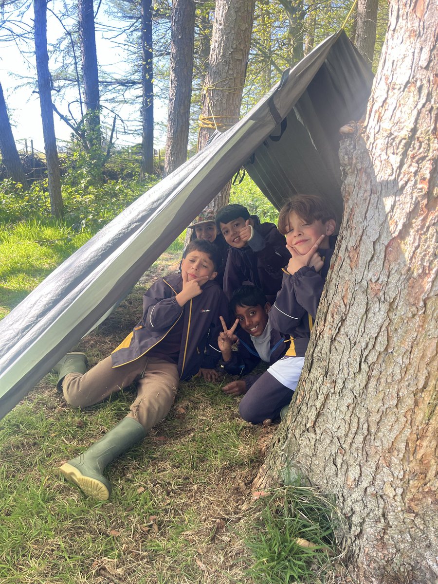 RoundhayY4's tweet photo. Day 2- this afternoon, yellow group have been busy building campfires, learning how to light fires and constructing survival shelters! https://t.co/K5TXoKeCkZ