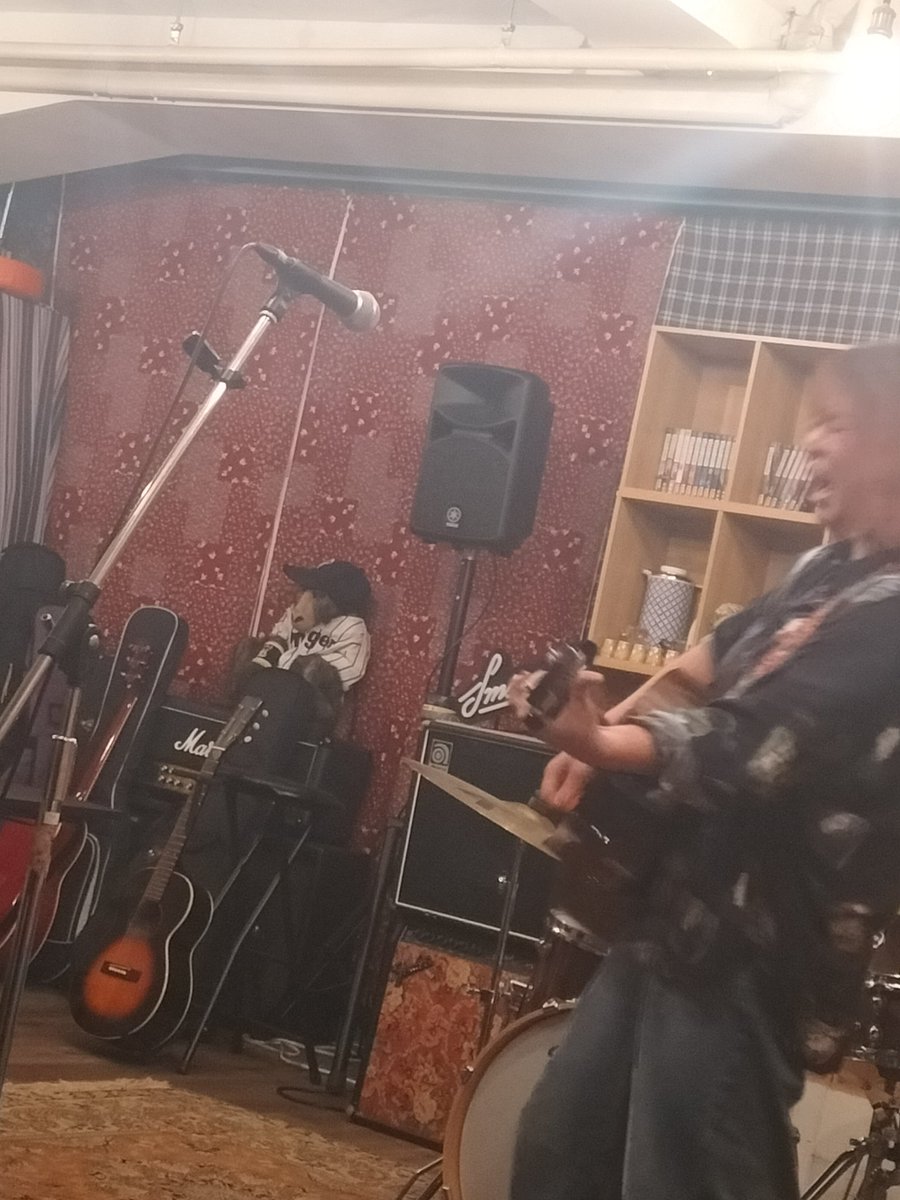 3458oita's tweet photo. 4/23は、#CLUBWATER さん 2nd floorに、#奥村由希 さんのライブを観てきました😉前の道から歌声に加えて、足踏みのドンドンという音も聴こえてきたので、お店の場所を見つける前に場所が耳で分かりました😅
帰り際、#Thepurpleparks! さんのお二人とも話したが、とても好印象でした😉ライブも見たいな https://t.co/sc5oErUqaC