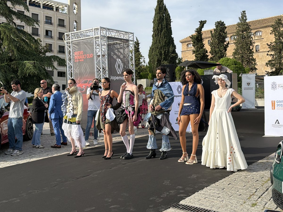 CanalUGR's tweet image. 👢 El Triunfo se llena de moda sostenible, música y creatividad

📸 La #UGR y la @EASDValDelOmar celebran un desfile de prendas hechas con materiales reutilizados

🤩 Son obra de los estudiantes de los talleres de ‘upcycling’

📰 canal.ugr.es/noticia/la-ugr…