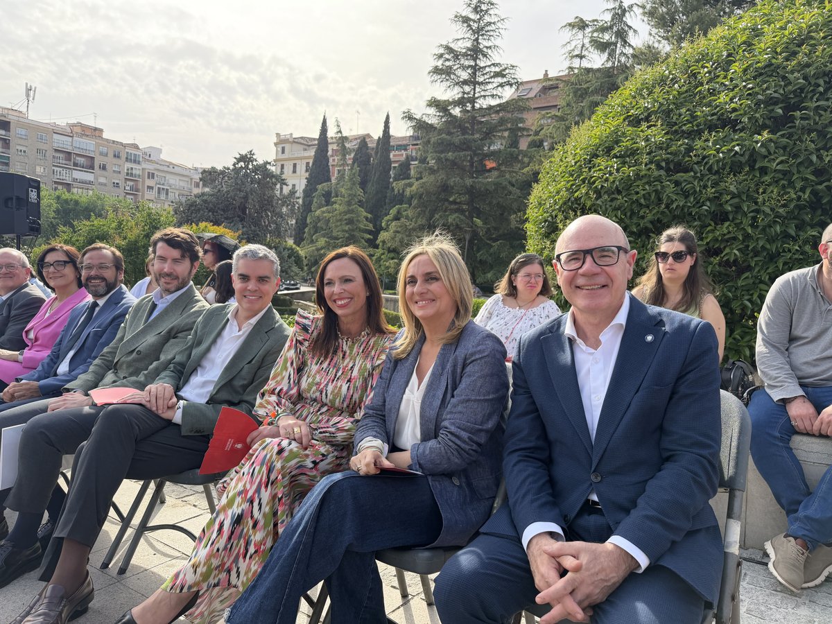 CanalUGR's tweet image. 👢 El Triunfo se llena de moda sostenible, música y creatividad

📸 La #UGR y la @EASDValDelOmar celebran un desfile de prendas hechas con materiales reutilizados

🤩 Son obra de los estudiantes de los talleres de ‘upcycling’

📰 canal.ugr.es/noticia/la-ugr…