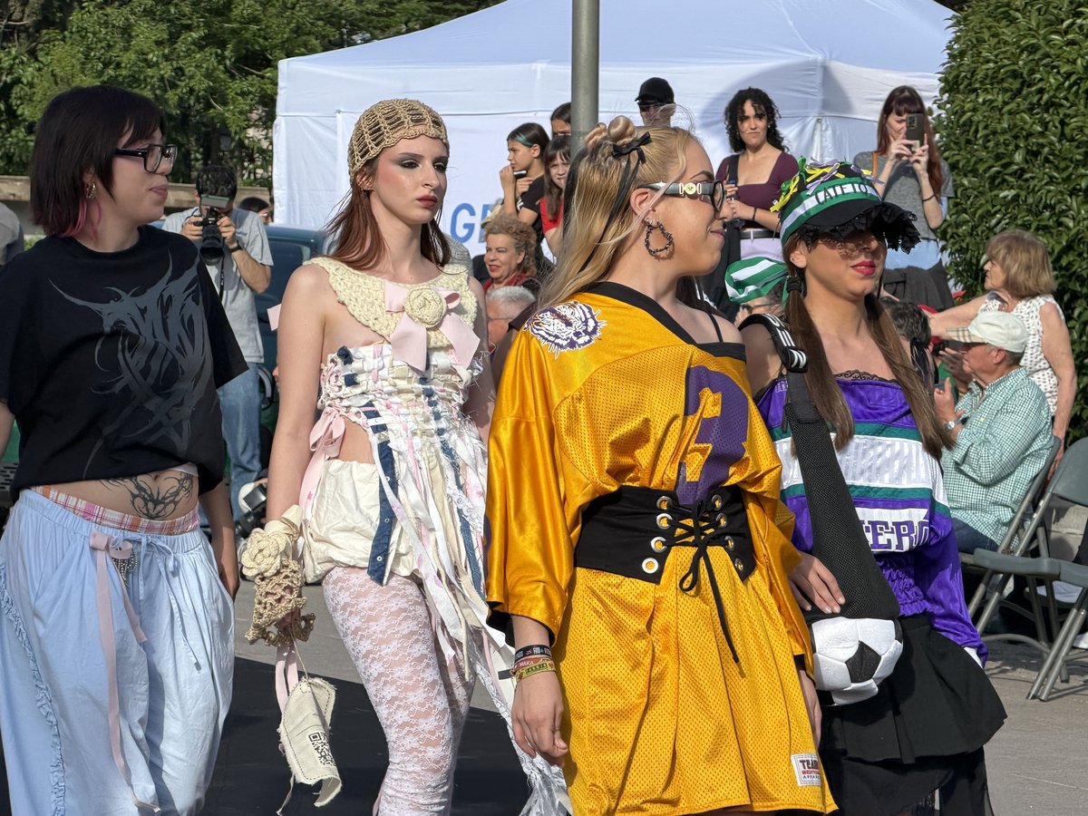 CanalUGR's tweet image. 👢 El Triunfo se llena de moda sostenible, música y creatividad

📸 La #UGR y la @EASDValDelOmar celebran un desfile de prendas hechas con materiales reutilizados

🤩 Son obra de los estudiantes de los talleres de ‘upcycling’

📰 canal.ugr.es/noticia/la-ugr…