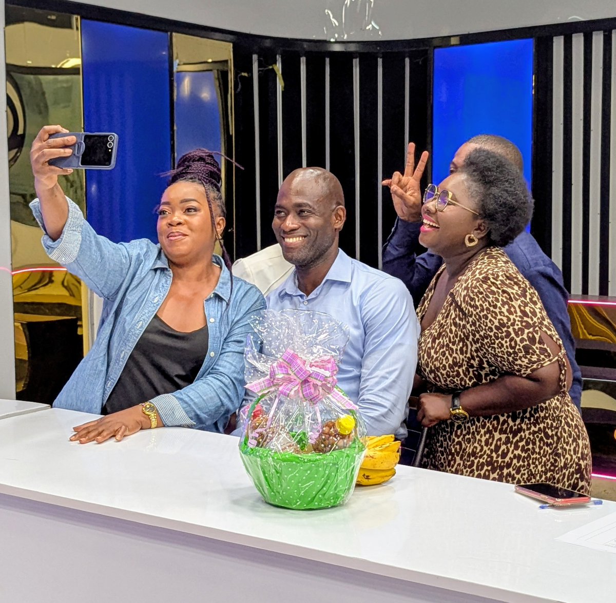 canal2inter's tweet photo. ๐ธ Comment รฉtait le passage de ๐ฃ๐ต๐ถ๐น๐ถ๐ฝ๐ฝ๐ฒ ๐ฆ๐ถ๐บ๐ผ sur le plateau de ๐โ๐๐ผ๐บ๐บ๐ฒ๐ป๐ โจโบ๏ธ ?
#PhilippeSimo
#CComment
#Canal2international https://t.co/OgGGtZBzov