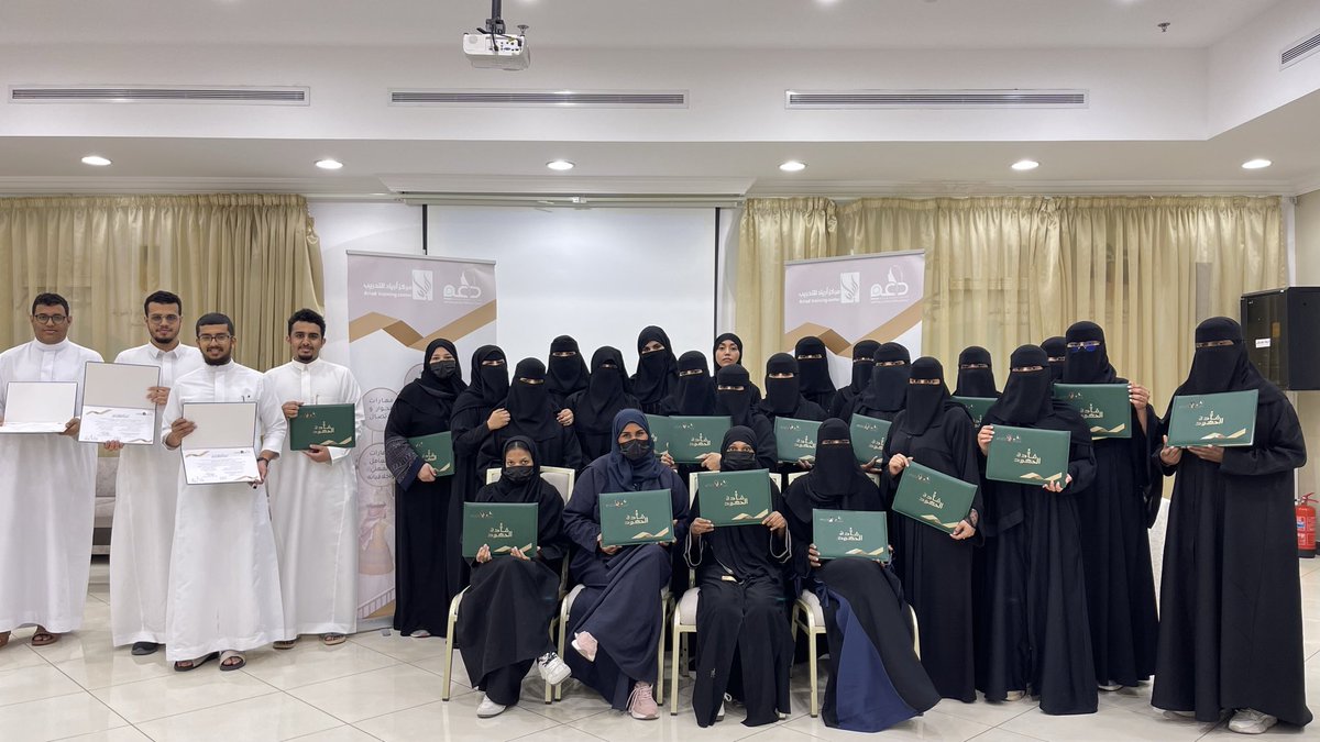 بالتعاون مع جمعية دعم اختُتم اليوم برنامج قادة الحشود بعد مسيرة تدريبية امتدت 15 يومًا وتضمّنت 6 دورات تدريبية
وفي ختام البرنامج كرّمت أ/نوف قحطاني مديرة مركز أرياد للتدريب و أ/شيماء الثقفي ممثلة الجمعية المشاركين والمشاركات تقديرًا لالتزامهم وتفاعلهم واجتيازهم مراحل البرنامج.