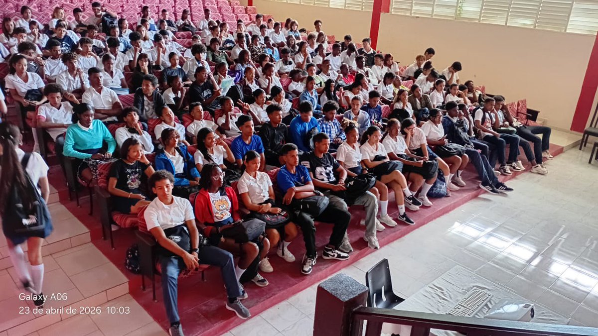 Educandos del 10mo grado del IPVCE Antonio Maceo Grajales visualizan Romeo y Julieta como parte del análisis de la obra.
#SantiagodeCuba 
<a href="/naimatrujillob/">Naima Ariatne Trujillo Barreto</a> 
<a href="/CubaMined/">MINED</a>