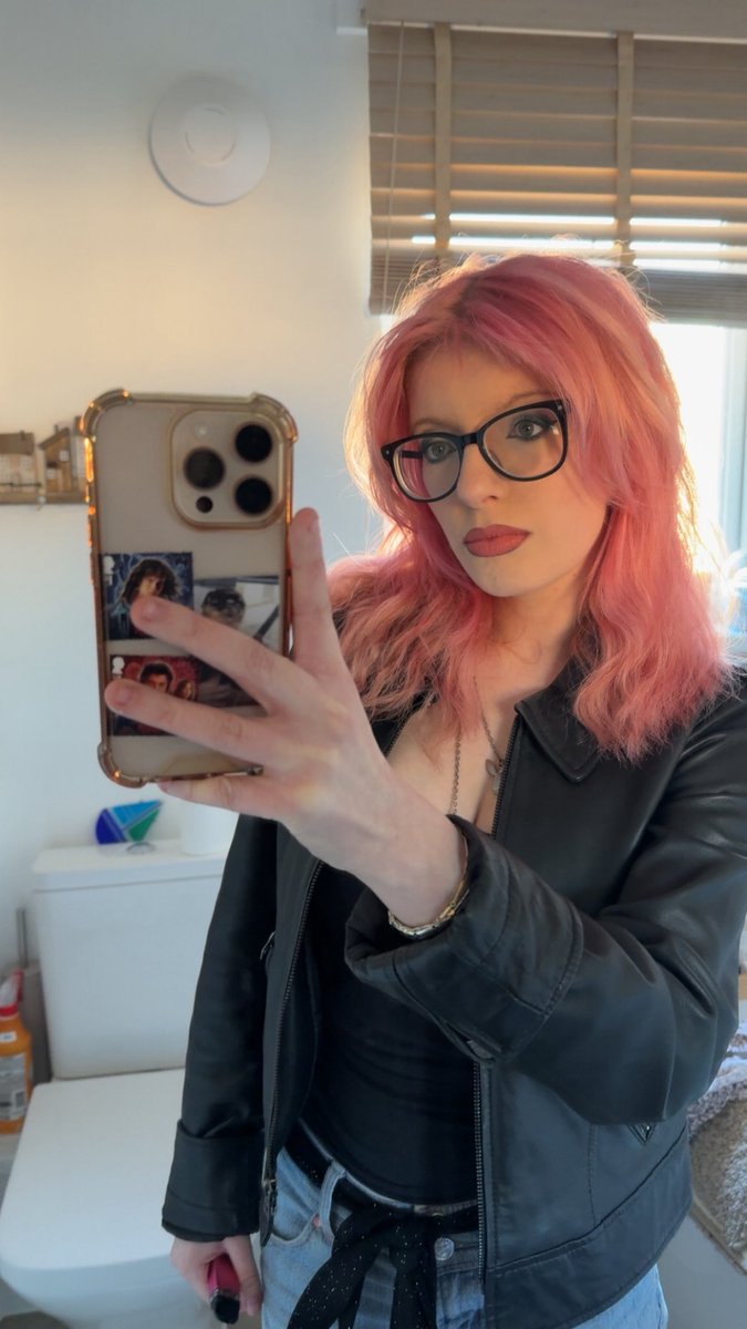 𝘷𝘪𝘤𝘵𝘰𝘳𝘪𝘢💋 tweet media