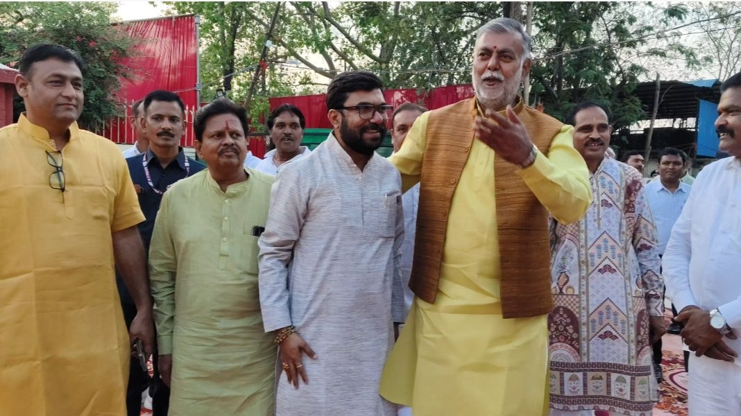 buntyviveksahu's tweet image. आज मध्यप्रदेश शासन के कैबिनेट मंत्री श्री @prahladspatel जी के सुपुत्र चि. प्रबल पटेल जी के सगाई उत्सव एव आशीर्वाद समारोह में सम्मिलित होकर नवयुगल को हार्दिक शुभकामनाएं एवं स्नेहिल आशीर्वाद दिया।

#Congratulations