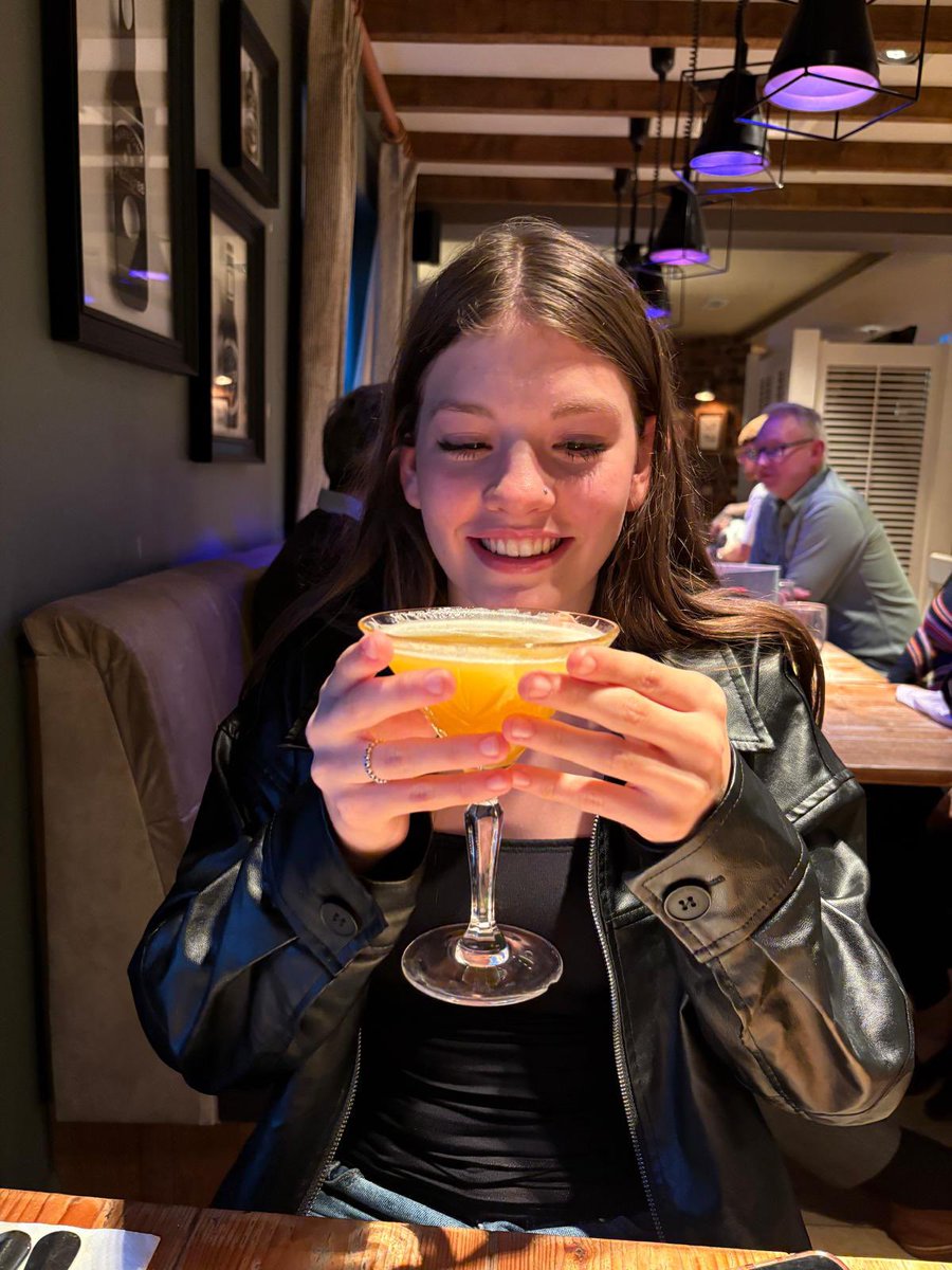 bagshaw2112's tweet image. Happy 17th Birthday to eldest Granddaughter Grace . Where has all that time gone . A hard working stunningly beautiful young lady . Lover her to the moon and stars and back 🙏🙏❤️❤️ #SaintGeorgesday #birthday