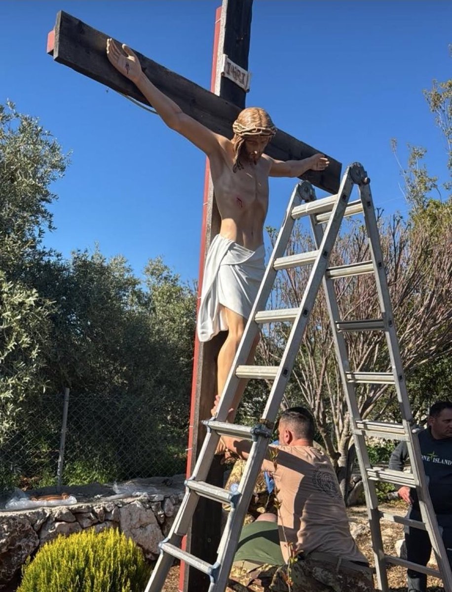 Krzyż z Jezusem Chrystusem zniszczony przez izraelskiego🇮🇱 żołnierza w Libanie🇱🇧 został odbudowany przez włoskich🇮🇹 żołnierzy ♥️