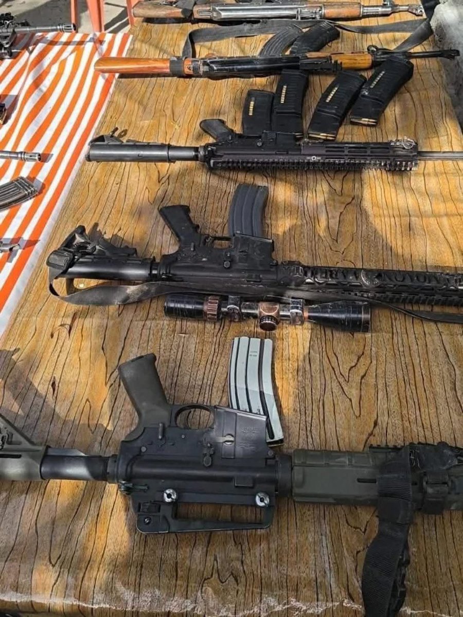 CorresponsalsMX's tweet image. 🚨Caen 10 operadores y escoltas de Aureliano Guzmán, alias "El Guano", hermano de El Chapo Guzmán, durante operativos en la Sierra de #Durango
Fuerzas federales capturaron a los hombres con armamento de grueso calibre en la comunidad La Cebadilla, en el municipio de Tamazula.