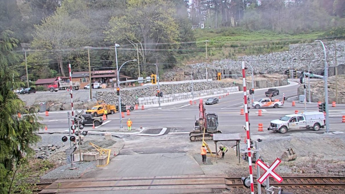 DriveBC's tweet image. ⚠️ UPDATE - #BCHwy7 eastbound in #MapleRidge is now open. Westbound remains closed between 272 St and 240 St. #LougheedHwy